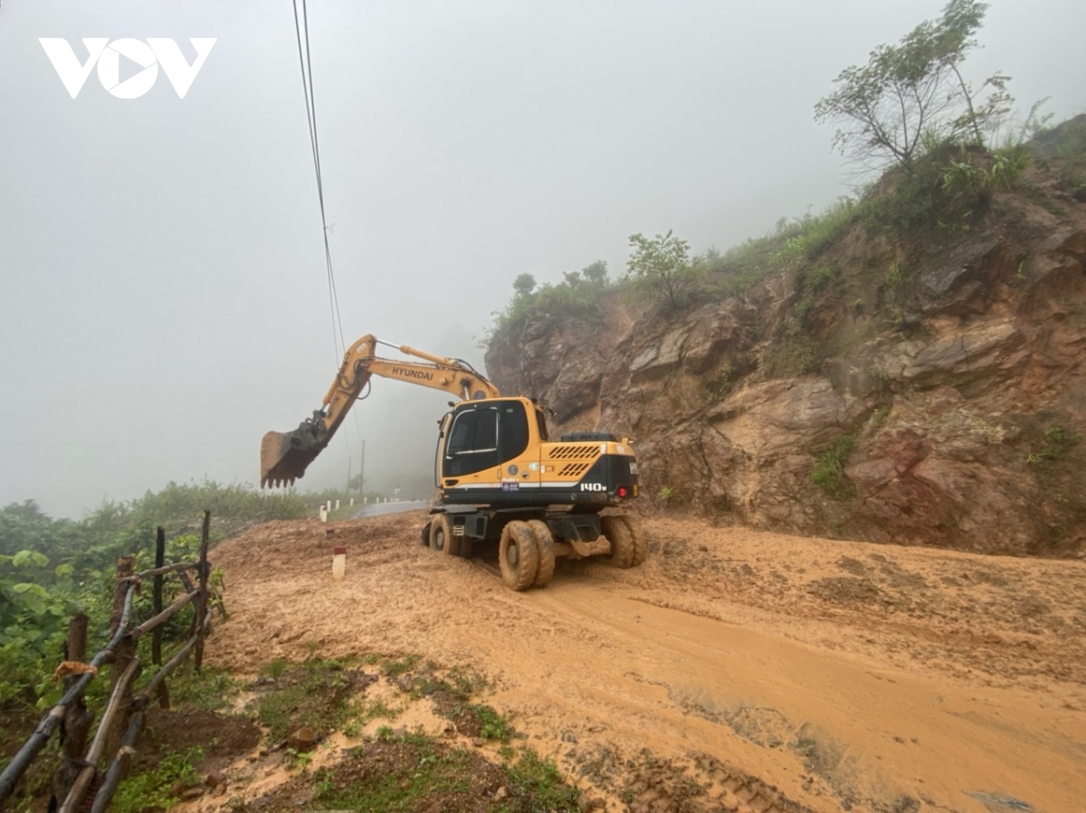 Mưa lớn gây sạt lở và ách tắc giao thông nhiều nơi ở Tây Bắc